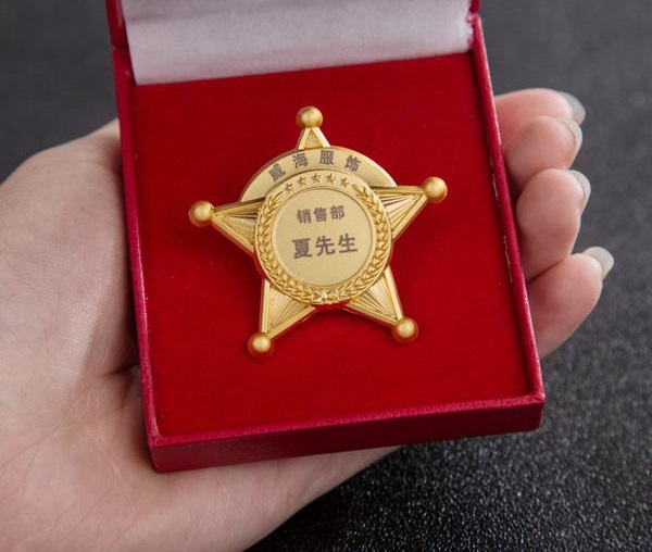 在單位服務崗滿三年五年十年以上的優秀員送什么紀念品好?